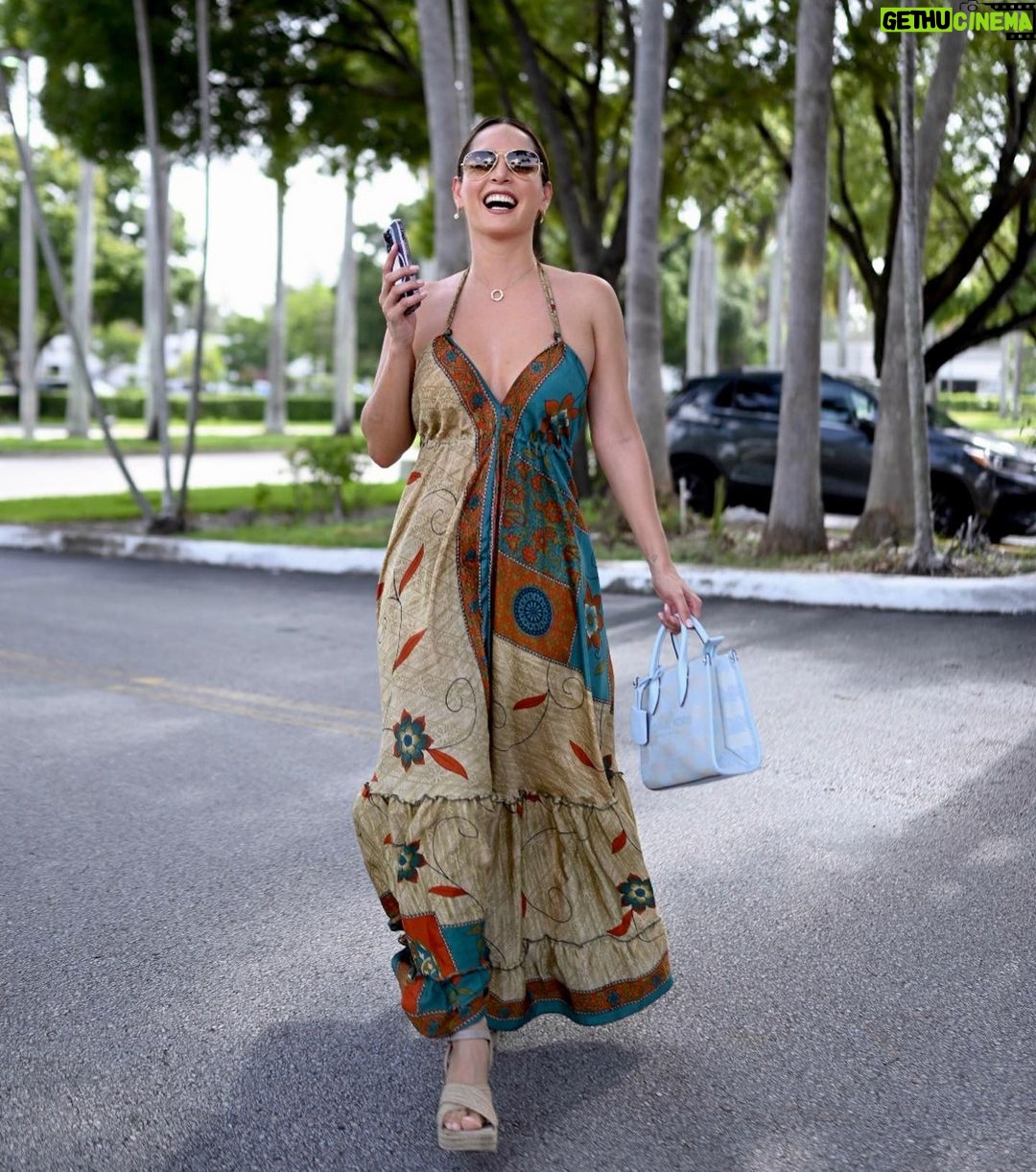 Carmen Villalobos Instagram - Así me gusta empezar la semana a mi, con pie derecho, con sonrisota y con buena actitud 💫🧡🤩 Espero que ustedes hayan tenido un gran lunes también 🤗! Besos ! Photos by @ramondphoto