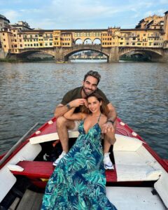 Carmen Villalobos Instagram - Feliz cumpleaños a mi 🎉🎂🎁 No puedo estar más agradecida con Dios por este nuevo año de vida! Recibirlo asi, en otra ciudad ( Florencia), llenita de salud, con amor, familia, amigos, trabajito, felicidad ufffffffffff! Gracias mi amor @fredefutbol por darme uno de los viajes más especiales de mi vida 😻! Gracias, por que se el empeño que le pusiste a cada cosa para que todo saliera hermoso y sorprenderme ! Y vaya que lo hiciste 😻 Todo ha sido espectacular 🤩🤩🤩 Te amooooo demasiadooooooooo ❤️❤️❤️❤️❤️ Florencia, Italia
