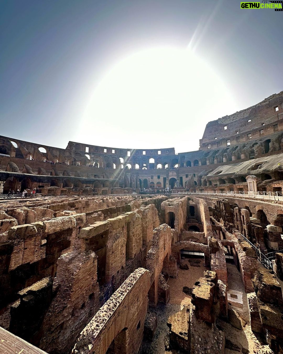 Carmen Villalobos Instagram - El Coliseo Romano 🤩 Uno de los lugares más impresionantes de la antigüedad ! Nada mas que decir 🏛️ Otro ✅ en nuestra lista ✨🫶🏻💫! Que sigan las vacaciones a tu lado ❤️ Roma, Italia