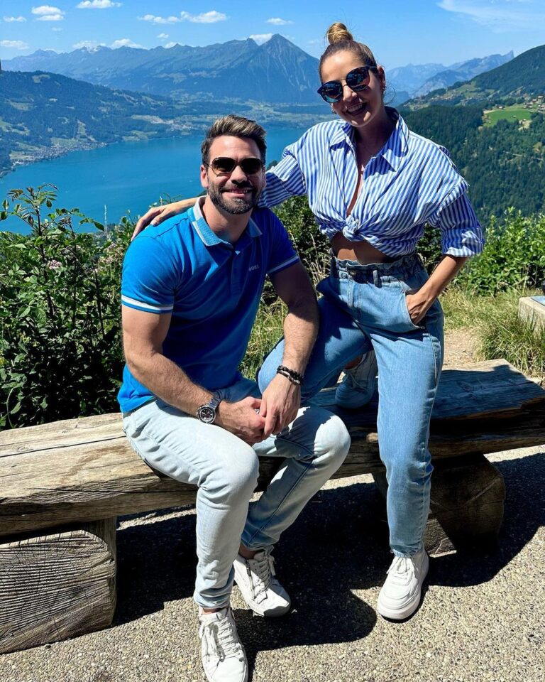 Carmen Villalobos Instagram - Hoy nos pusimos de acuerdo con el paisaje 💙! No les podemos explicar lo hermoso que es este país #suiza🇨🇭 ! A donde miremos es espectacular ✨😻 Los queremos un montón 🫶🏻! Feliz domingo para todos 😎 Interlaken,Switzerland