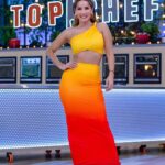 Carmen Villalobos Instagram - Estos fogones cada vez se ponen mas calientes 🔥Por algo #topchefvip es la cocina más exigente de la televisión hispana 😎 Nos vemos esta noche a las 7/6c por @telemundo 🧡🧡🧡 M&H @normajaneid Stylist @jorge.malave Vestido @casa.icona Aretes @salvareajoyeria Pics by @10grb
