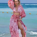 Carmen Villalobos Instagram - Que ganas de tierrita caliente otra vez!Pero bueno ya dentro de poco 🙈😻 Mi gente linda que las buenas vibras, las sonrisas y el brillo invadan sus vidas 💫 Feliz domingoooooooooooooooooo💗 @normajaneid @jorge.malave 📸 @10grb Caribe