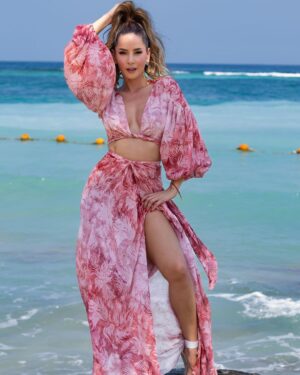 Carmen Villalobos Instagram - Que ganas de tierrita caliente otra vez!Pero bueno ya dentro de poco 🙈😻
Mi gente linda que las buenas vibras, las sonrisas y el brillo invadan sus vidas 💫
Feliz domingoooooooooooooooooo💗
@normajaneid @jorge.malave 
📸 @10grb