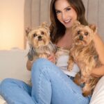 Carmen Villalobos Instagram - Feliz Lunes mi gente bonita 🤗! Por una semana repleta de cosas bonitas, de trabajo, de optimismo ... Yo feliz nuevamente en casita llena de mucho amor y muchos pelitos 🐶❤️