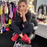 Carmen Villalobos Instagram - Bienvenido marzo ❤️❤️❤️ Este año va rapidísimo y así mismo hay que meterle velocidad a nuestras metas! Abrazote gigante desde mi camerino aquí en la bella Bogotá ✨💋 🥰! Que tengan un excelente día 🤗