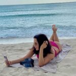 Carmen Villalobos Instagram - La felicidad se respira con los pies en la arena, con la brisa del mar en la cara, los rayos del sol y el calorcito en mi corazón😻! Feliz fin de semana para todos mi gente bonita 💋❤️