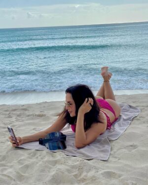 Carmen Villalobos Instagram - La felicidad se respira con los pies en la arena, con la brisa del mar en la cara, los rayos del sol y el calorcito en mi corazón😻! Feliz fin de semana para todos mi gente bonita 💋❤️