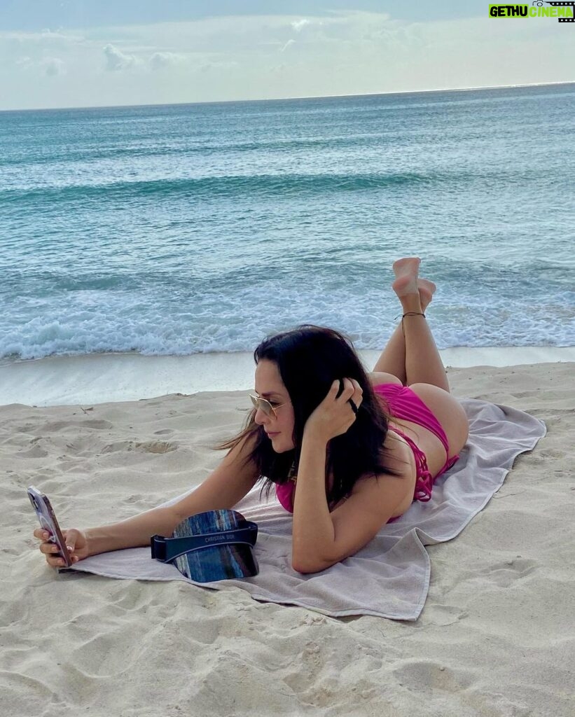 Carmen Villalobos Instagram - La felicidad se respira con los pies en la arena, con la brisa del mar en la cara, los rayos del sol y el calorcito en mi corazón😻! Feliz fin de semana para todos mi gente bonita 💋❤