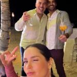 Carmen Villalobos Instagram - Nada mejor que terminar el año rodeada de la familia, los amigos y el amor❤️🤗! Que sea un gran 2024 para cada uno de ustedes mi gente bonita! Que haya salud, trabajito, felicidad y prosperidad🥂Que este nuevo año esté lleno de risas, éxitos y fortaleza para superar los obstáculos que se nos presentarán en el camino 💪🏼! Un beso gigante ❤️🤗❤️ Feliz año nuevooooooooooooo 🥳