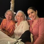 Carmen Villalobos Instagram - Nada mejor que terminar el año rodeada de la familia, los amigos y el amor❤️🤗! Que sea un gran 2024 para cada uno de ustedes mi gente bonita! Que haya salud, trabajito, felicidad y prosperidad🥂Que este nuevo año esté lleno de risas, éxitos y fortaleza para superar los obstáculos que se nos presentarán en el camino 💪🏼! Un beso gigante ❤️🤗❤️ Feliz año nuevooooooooooooo 🥳