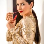 Carmen Villalobos Instagram - Se acerca la Navidad y definitivamente una opción para regalar son los labiales Infini Absolu de @lbelonline 😻los amo porque son No transfer, tienen 18Horas de hidratación, tienen ácido hialurónico para una hidratación constante y vienen en muchos tonos como estás 3 opciones que les muestro aquí... Vin Intense, Rouge Petal y Tulip Rose 💋LOS AMO 🥰 Ahhhh niñas, una cosita, cuando lo apliquen, esperen 10 minutos a que seque para asegurar el beneficio No Transfer 🤗🤗🤗 #publicidad