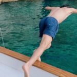 Carmine Buschini Instagram - Capri, 27 Agosto Ho da sempre un legame profondo con l’ acqua, ha la preziosa capacità di farmi evadere da qualsiasi contesto nocivo, è il mio habitat preferito. Penso anche a tutti voi comunque, un forte abbraccio! 💙
