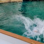 Carmine Buschini Instagram - Capri, 27 Agosto Ho da sempre un legame profondo con l’ acqua, ha la preziosa capacità di farmi evadere da qualsiasi contesto nocivo, è il mio habitat preferito. Penso anche a tutti voi comunque, un forte abbraccio! 💙