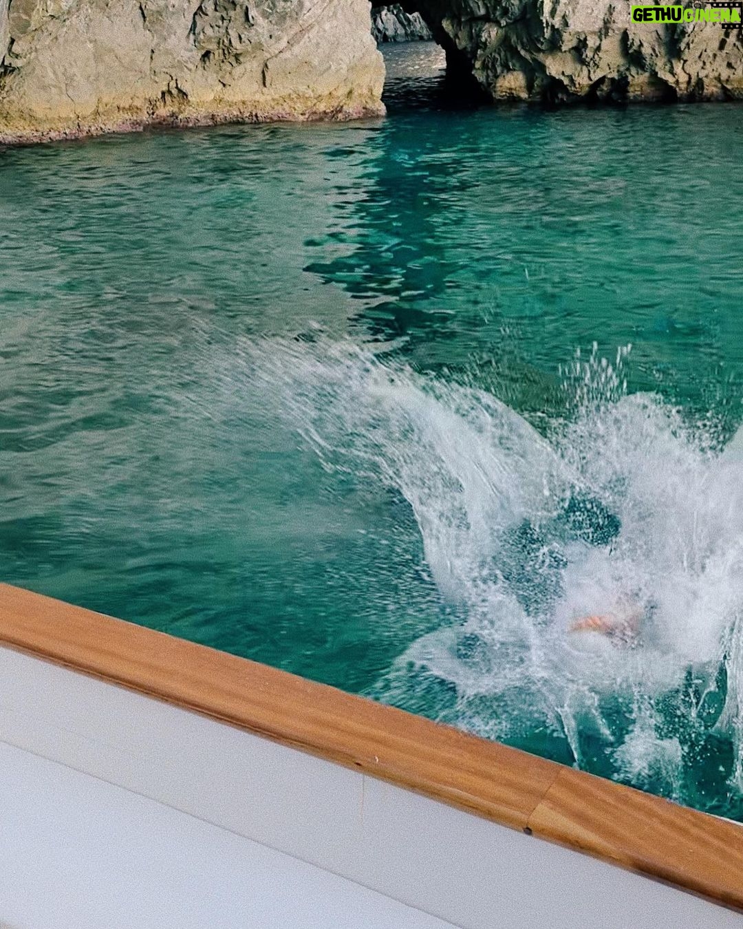 Carmine Buschini Instagram - Capri, 27 Agosto Ho da sempre un legame profondo con l’ acqua, ha la preziosa capacità di farmi evadere da qualsiasi contesto nocivo, è il mio habitat preferito. Penso anche a tutti voi comunque, un forte abbraccio! 💙