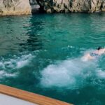 Carmine Buschini Instagram - Capri, 27 Agosto Ho da sempre un legame profondo con l’ acqua, ha la preziosa capacità di farmi evadere da qualsiasi contesto nocivo, è il mio habitat preferito. Penso anche a tutti voi comunque, un forte abbraccio! 💙