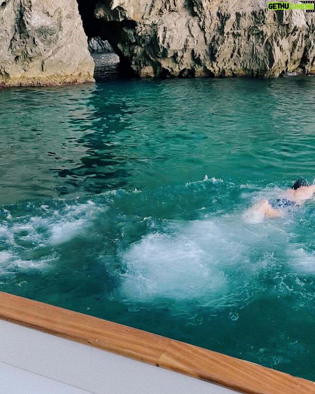Carmine Buschini Instagram - Capri, 27 Agosto Ho da sempre un legame profondo con l’ acqua, ha la preziosa capacità di farmi evadere da qualsiasi contesto nocivo, è il mio habitat preferito. Penso anche a tutti voi comunque, un forte abbraccio! 💙