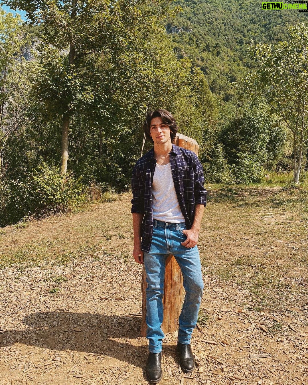 Carmine Buschini Instagram - Lago di Ledro, 29 Luglio Ogni mio viaggio, a prescindere dalla meta, mi lascia una visione della vita sempre più aperta e mi fa acquisire consapevolezze nuove, su di me e sul resto del mondo. Porto sempre con me anche voi, un abbraccio! 💙