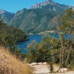 Carmine Buschini Instagram - Lago di Ledro, 27 Luglio Ogni volta che ne ho la possibilità scappo qualche giorno in posti in cui non sono mai stato o torno in quelli che mi hanno già conquistato, mi serve per rigenerarmi e caricarmi di energia nuova; il mondo è pieno di angoli magici che vale la pena proteggere! Vi penso, un forte abbraccio a tutti! 💙