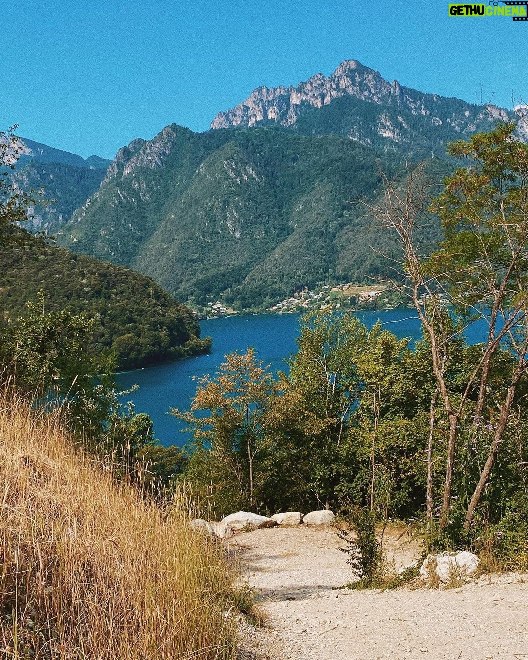 Carmine Buschini Instagram - Lago di Ledro, 27 Luglio Ogni volta che ne ho la possibilità scappo qualche giorno in posti in cui non sono mai stato o torno in quelli che mi hanno già conquistato, mi serve per rigenerarmi e caricarmi di energia nuova; il mondo è pieno di angoli magici che vale la pena proteggere! Vi penso, un forte abbraccio a tutti! 💙