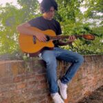 Carmine Buschini Instagram - Savignano sul Rubicone, 24 Giugno Mio padre mi fece innamorare della musica e mi insegnò a suonare la chitarra quand’ ero bambino, è stato il nostro primo modo di comunicare, e tutt’ ora è fra quelli con cui riesco a raccontarmi più spontaneamente; la porto sempre nel mio lavoro ogni volta che ne ho la possibilità, vuol dire tanto per me. 💙