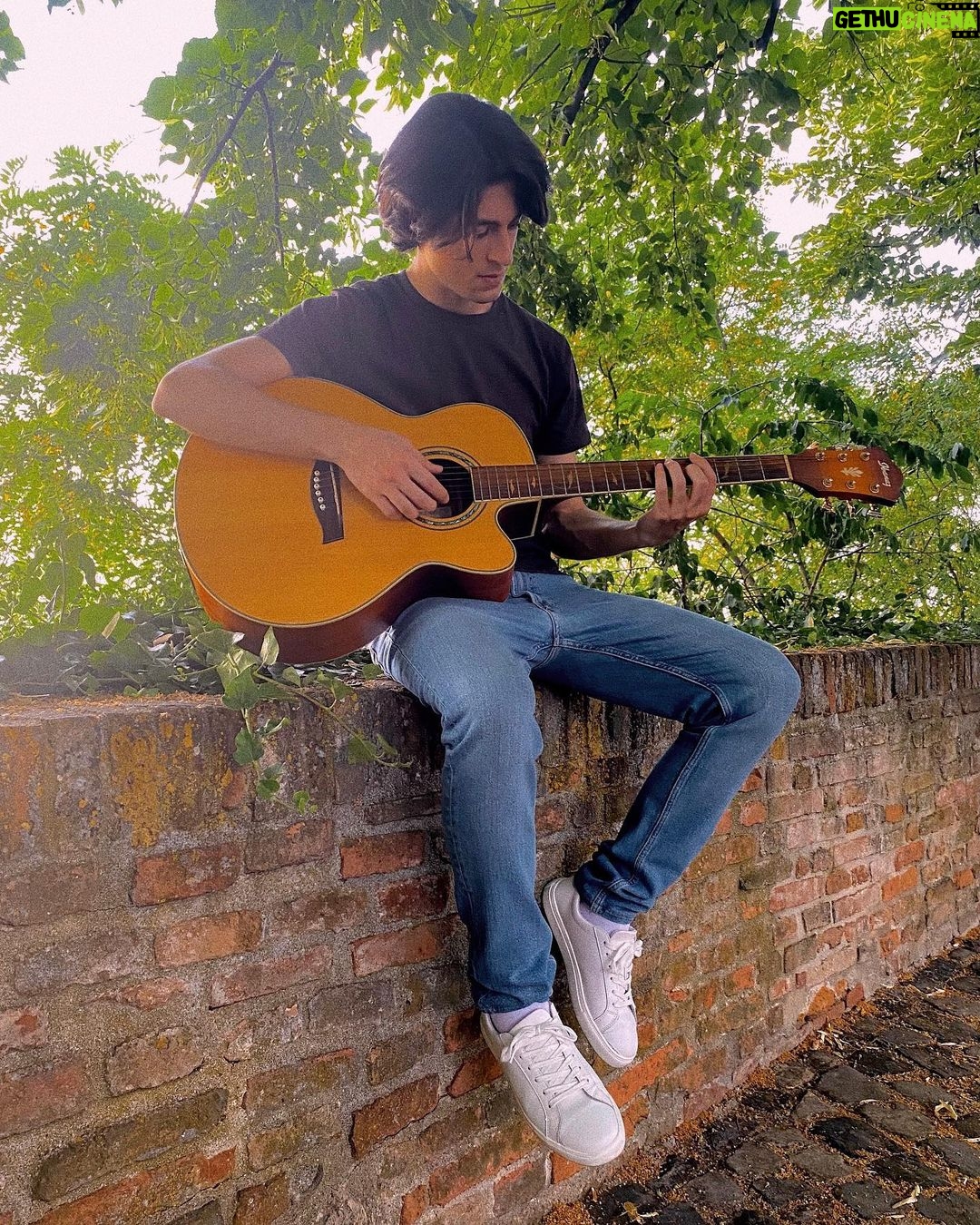 Carmine Buschini Instagram - Savignano sul Rubicone, 24 Giugno Mio padre mi fece innamorare della musica e mi insegnò a suonare la chitarra quand’ ero bambino, è stato il nostro primo modo di comunicare, e tutt’ ora è fra quelli con cui riesco a raccontarmi più spontaneamente; la porto sempre nel mio lavoro ogni volta che ne ho la possibilità, vuol dire tanto per me. 💙