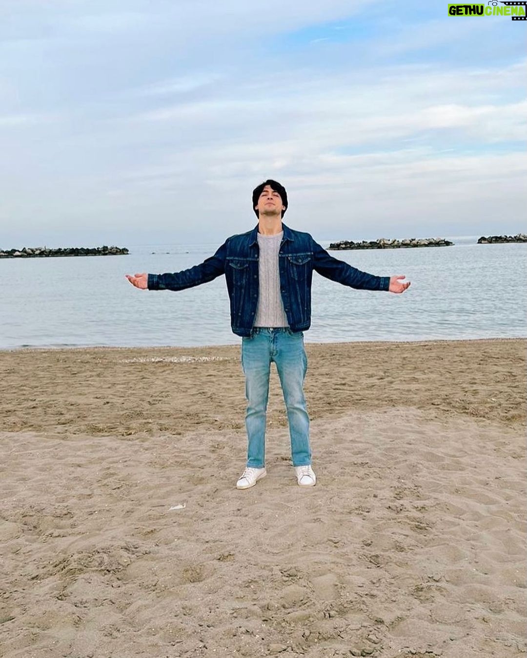 Carmine Buschini Instagram - San Mauro Mare, 10 Febbraio Non mi stancherò mai del mare, della sua bellezza e della carica energetica che ogni volta mi dona. Io ascolto lui e lui ascolta me e ci capiamo; per questo chi mi conosce sa che quando ne ho la possibilità cerco sempre di andargli a far visita, come un amico fidato. Vi abbraccio forte tutti 💙