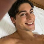 Carmine Buschini Instagram - Mai come quest’ ultimi mesi abbiamo avuto la possibilità di respirare un momento, e ascoltarci, per capire cos’ ha veramente valore nella nostra vita. Si riparte, abbiamo ancora di più da condividere ora; non vedo l’ora, un forte abbraccio a tutti! :)
