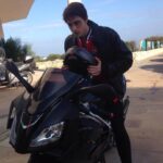 Carmine Buschini Instagram - Buongiorno ragazzi, grazie di cuore per il tanto affetto che continuate a mostrarmi, davvero, sono molto contento di condividere con voi questa nuova storia, e spero di essere riuscito a lasciarvi un'altra piccola perla di bene :) Quella di stasera sarà una scelta difficile: un ragazzo, solo e spaventato, all'apice della sopportazione di tutto il dolore del mondo. L'appuntamento è su Rai Uno alle ore 21:25, con la seconda puntata di "Braccialetti Rossi 3 "; vi aspetto, bacio! #BraccialettiRossi3