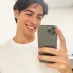 Carmine Buschini Instagram - Torino, 9 Settembre Svestirsi di sé e rivestirsi d’altro è sempre magico, siete pronti a dare il bentornato a Fausto Alfieri? Rimanete sintonizzati, intanto vi abbraccio tutti! 💙