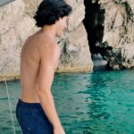 Carmine Buschini Instagram - Capri, 27 Agosto Ho da sempre un legame profondo con l’ acqua, ha la preziosa capacità di farmi evadere da qualsiasi contesto nocivo, è il mio habitat preferito. Penso anche a tutti voi comunque, un forte abbraccio! 💙
