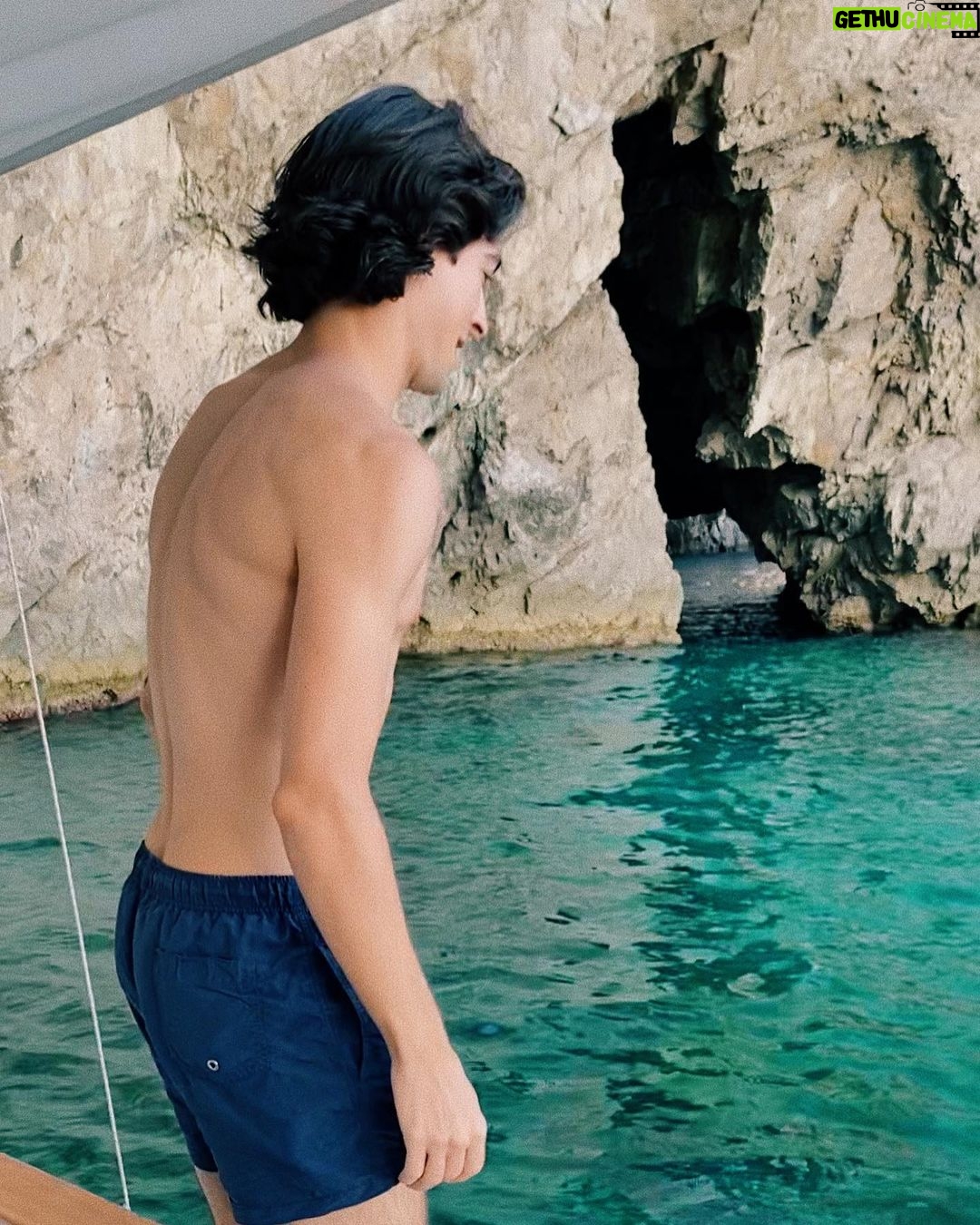 Carmine Buschini Instagram - Capri, 27 Agosto Ho da sempre un legame profondo con l’ acqua, ha la preziosa capacità di farmi evadere da qualsiasi contesto nocivo, è il mio habitat preferito. Penso anche a tutti voi comunque, un forte abbraccio! 💙