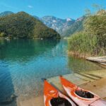 Carmine Buschini Instagram - Lago di Ledro, 27 Luglio Ogni volta che ne ho la possibilità scappo qualche giorno in posti in cui non sono mai stato o torno in quelli che mi hanno già conquistato, mi serve per rigenerarmi e caricarmi di energia nuova; il mondo è pieno di angoli magici che vale la pena proteggere! Vi penso, un forte abbraccio a tutti! 💙