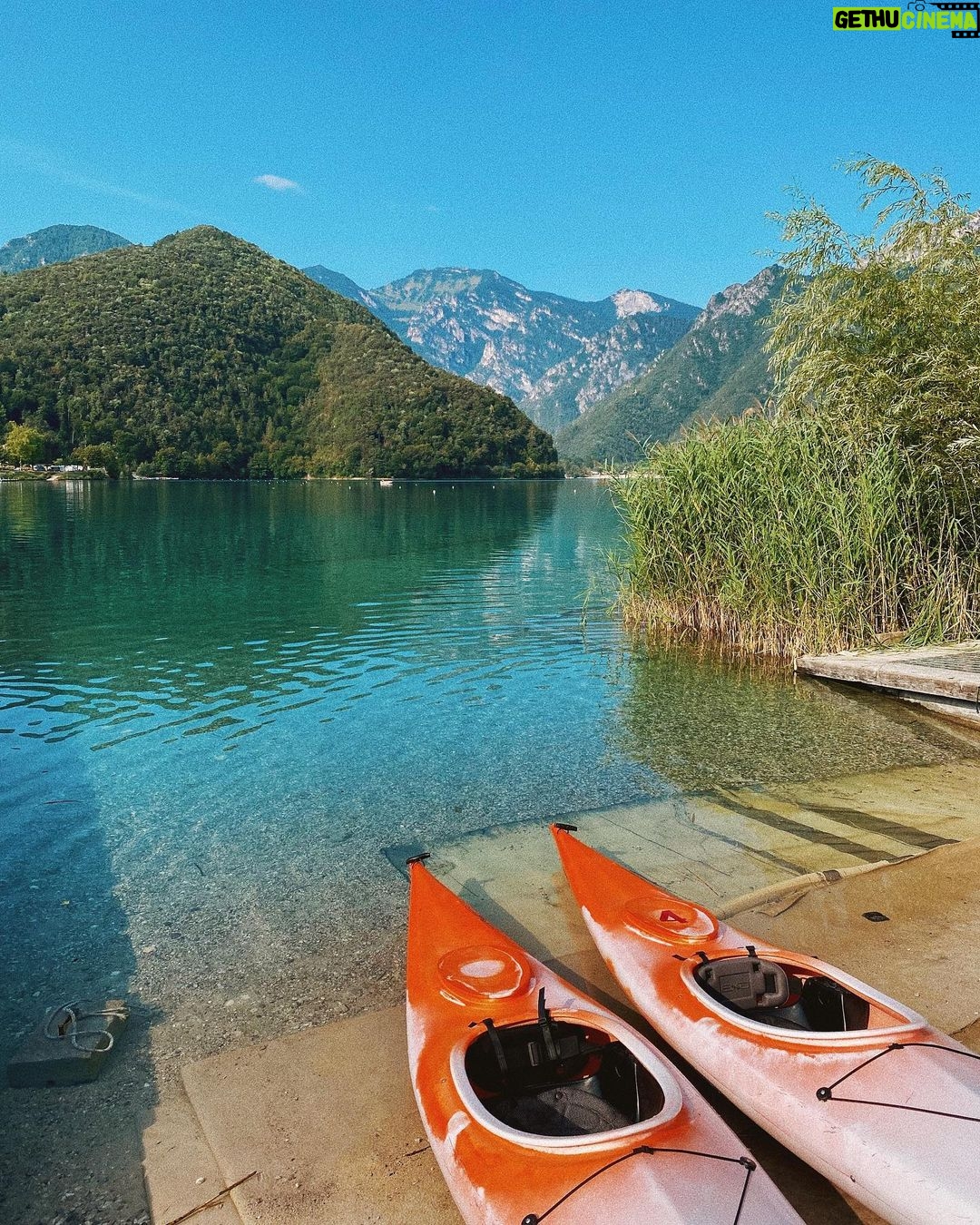 Carmine Buschini Instagram - Lago di Ledro, 27 Luglio Ogni volta che ne ho la possibilità scappo qualche giorno in posti in cui non sono mai stato o torno in quelli che mi hanno già conquistato, mi serve per rigenerarmi e caricarmi di energia nuova; il mondo è pieno di angoli magici che vale la pena proteggere! Vi penso, un forte abbraccio a tutti! 💙