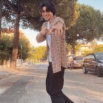 Carmine Buschini Instagram - Savignano sul Rubicone, 1 Luglio Ho sempre creduto che uno dei segreti per essere felici è non prendersi mai troppo sul serio: circondatevi di persone con cui poter essere autentici e che vi ricordino quanto è bello sentirsi liberi, lasciarsi andare e scompigliarsi ogni tanto. Ed a voi cosa fa sentire veramente liberi? Vi penso, un abbraccio 🧡