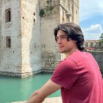 Carmine Buschini Instagram - Sirmione, 6 Giugno Qualche giorno di leggerezza e di relax per evadere un po’ dalla frenesia della quotidianità. A volte è importante imparare a fermarsi. 😊 Vi abbraccio forte! 💙