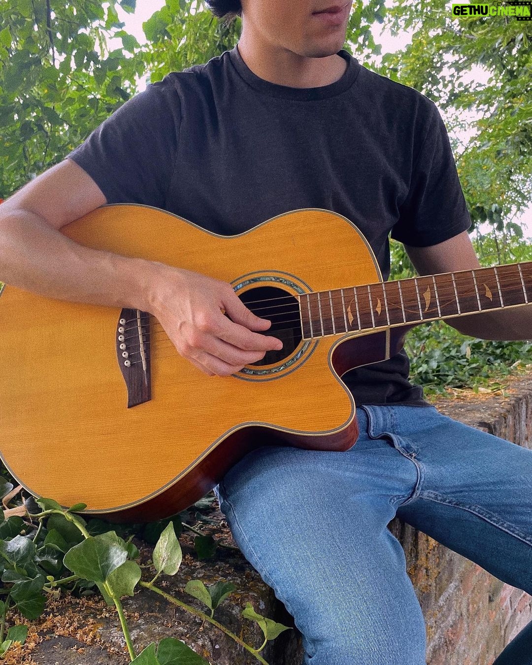 Carmine Buschini Instagram - Savignano sul Rubicone, 24 Giugno Mio padre mi fece innamorare della musica e mi insegnò a suonare la chitarra quand’ ero bambino, è stato il nostro primo modo di comunicare, e tutt’ ora è fra quelli con cui riesco a raccontarmi più spontaneamente; la porto sempre nel mio lavoro ogni volta che ne ho la possibilità, vuol dire tanto per me. 💙