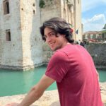 Carmine Buschini Instagram - Sirmione, 6 Giugno Qualche giorno di leggerezza e di relax per evadere un po’ dalla frenesia della quotidianità. A volte è importante imparare a fermarsi. 😊 Vi abbraccio forte! 💙