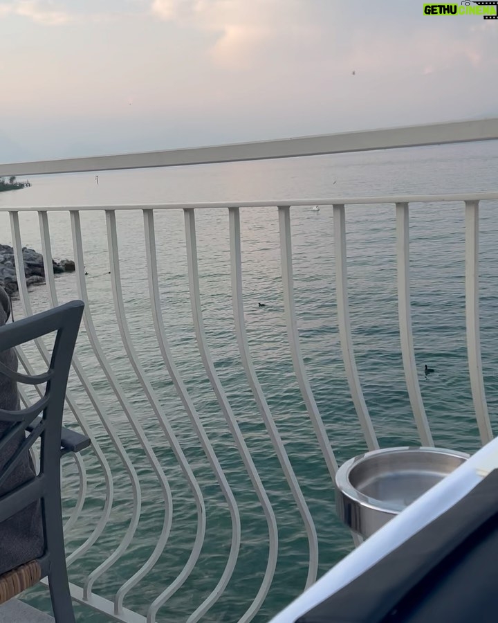 Carmine Buschini Instagram - Sirmione, 6 Giugno Qualche giorno di leggerezza e di relax per evadere un po’ dalla frenesia della quotidianità. A volte è importante imparare a fermarsi. 😊 Vi abbraccio forte! 💙