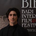 Carmine Buschini Instagram - Bari, 29 Marzo Due giorni pieni di vita, grazie a tutti, manca poco anche alla seconda stagione di “Cuori” ormai. Vi abbraccio forte! 💙