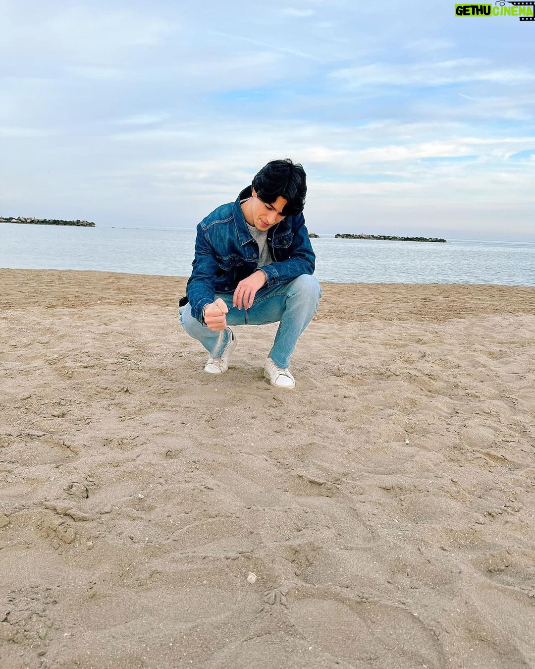 Carmine Buschini Instagram - San Mauro Mare, 10 Febbraio Non mi stancherò mai del mare, della sua bellezza e della carica energetica che ogni volta mi dona. Io ascolto lui e lui ascolta me e ci capiamo; per questo chi mi conosce sa che quando ne ho la possibilità cerco sempre di andargli a far visita, come un amico fidato. Vi abbraccio forte tutti 💙