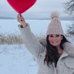 Carola Häggkvist Instagram - Glad alla hjärtans dag önskar jag dig! HAPPY VALENTINES DAY. ♥️♥️♥️♥️ Drog mig upp ur förkylnings posen och hoppade i jackan. Tänkte att kärlekens färg kommer alltid att skina sig stark mot det isiga vinterlandskapet. Och att hjärtat alltid kommer att vara värt att fira oavsett hur ’livets pussel’ ser ut just nu. Med eller utan partner, krossad el lycklig kärlek, uppgiven eller längtansfull.. Just idag är jag bara lite trött o drömmer nog innerst inne om att vara på en annan plats i mitt liv. Bättre Valentines dagar har man varit med om.. om sanningen ska fram. T.o.m. lite jobbigt att den dök upp rakt i ansiktet så där. Ungefär som när ballongen sprack imorse rätt i ansiktet på mig när jag blåste upp 3 st till Zoes frukost! Men på ett sätt är jag glad att saker ställs på sin spets när såna här dagar kommer & man kan reflektera över varför det ska va så svårt att hitta sin soulmate!! Några svar på den har jag.. men ändå inte tillräckligt bra i långa loppet. Även fast solokvist också fungerar. Man kanske jobbar för många timmar per dygn helt enkelt och ser inte skogen för alla träden.. Anyway, .. så ville jag bara säga med dig som också känner en viss ledsamhet idag, att du inte är ensam med de känslorna. Men hellre själv än ’ensam i en tvåsamhet’. Kärleken bör dock firas! Det är det största vi har. Långt starkare än allt annat. Vi måste bara ge oss tid att ta emot och påminna oss om att vi är älskade med evig kärlek, oavsett hur det känns idag. ♥️♥️ Nu skall dessa tre bestå tro hopp och kärlek. Men störst bland dem är kärleken! 🕊️🙏🏼 1 korintierbrevet 13:13 ’Ingen har större kärlek än att han ger sitt liv för sina vänner’. Hur många extra mil är vi beredda att gå för varandra..? ( foto:Mia Adam ) #valentinesday #allahjärtansdag #haftbättredagar #störstblanddemärkärleken #kärlek #heja