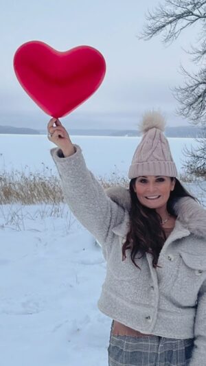 Carola Häggkvist Instagram - Glad alla hjärtans dag önskar jag dig! HAPPY VALENTINES DAY. ♥️♥️♥️♥️ Drog mig upp ur förkylnings posen och hoppade i jackan. Tänkte att kärlekens färg kommer alltid att skina sig stark mot det isiga vinterlandskapet. Och att hjärtat alltid kommer att vara värt att fira oavsett hur ’livets pussel’ ser ut just nu. Med eller utan partner, krossad el lycklig kärlek, uppgiven eller längtansfull.. Just idag är jag bara lite trött o drömmer nog innerst inne om att vara på en annan plats i mitt liv. Bättre Valentines dagar har man varit med om.. om sanningen ska fram. T.o.m. lite jobbigt att den dök upp rakt i ansiktet så där. Ungefär som när ballongen sprack imorse rätt i ansiktet på mig när jag blåste upp 3 st till Zoes frukost! Men på ett sätt är jag glad att saker ställs på sin spets när såna här dagar kommer & man kan reflektera över varför det ska va så svårt att hitta sin soulmate!! Några svar på den har jag.. men ändå inte tillräckligt bra i långa loppet. Även fast solokvist också fungerar. Man kanske jobbar för många timmar per dygn helt enkelt och ser inte skogen för alla träden.. Anyway, .. så ville jag bara säga med dig som också känner en viss ledsamhet idag, att du inte är ensam med de känslorna. Men hellre själv än ’ensam i en tvåsamhet’. Kärleken bör dock firas! Det är det största vi har. Långt starkare än allt annat. Vi måste bara ge oss tid att ta emot och påminna oss om att vi är älskade med evig kärlek, oavsett hur det känns idag. ♥️♥️ Nu skall dessa tre bestå tro hopp och kärlek. Men störst bland dem är kärleken! 🕊️🙏🏼 1 korintierbrevet 13:13 ’Ingen har större kärlek än att han ger sitt liv för sina vänner’. Hur många extra mil är vi beredda att gå för varandra..? ( foto:Mia Adam ) #valentinesday #allahjärtansdag #haftbättredagar #störstblanddemärkärleken #kärlek #heja