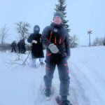 Carola Häggkvist Instagram - Mitt enda sätt att skydda mig emot ’småspik i vågrät riktning’ i fjällvinden idag.. Familjetid med syrrans stora familj och så Amadeus & Zoe ute i friska luften uppe i vackra Lappland!! Omg. ’Tennis rackets’ på fötterna upp till hundspann, brasa och ’kolbullen’ - bland det godaste saltaste ’pannkakan’ med sidfläsk som jag nånsin ätit. Wow, så fint du ordnat för oss Magnus. ( Driftschef på Borgafjäll hotell.) #borgafjäll #lappland #juletid #skratt #motion #hundspann #fjället #borgafjällhotell @borgafjallhotell Sista videon trillade jag omkull.. #lätthes #återhämtning .. Borgasjön, Lappland