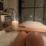 Carola Häggkvist Instagram – Inget ( knappt ) går upp emot ett varmt bubbelbad en måndags morgon… fast jag egentligen borde sitta i bilen snart 07.10 och Zoes skola ( på väg från Steninge till stan. )  Sen till Örebro för musik rep! #mylife