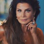 Carola Häggkvist Instagram – Jo då, så här kan man också fira 1.a advent! Nyvaken på förrådet.. Tomteverkstad idag. ( Första raden – mina ’Seat of honor’ stolar som jag även kallar dem, får en gedigen julklapp på sina stolar med olika personliga hälsningar från mig. )  2:a raden och de som sitter på brons platserna får även de signerade kort. Du kan hitta lite extra kul i jul shopen på Scandinavium på lördagen den 16:e.. 
Skönt å signera mina julböcker med ’livsrecept’ mm inför min enda julkonsert i år på Scandinavium 16/12
Wohoo .. 🙌🏻🙌🏻💥💥🥁 Allt med personlig touch och äkta kärlek. Det är så vi jobbar! Varmt välkomna! Bilj länk i bion. Ticketmaster.se  Inget går upp emot frid i hjärtat som man blir fylld av på en gospel jul konsert!!! Dont miss out. ♥️♥️♥️🎄💥💥🎄🎄🎄 Kram Carola.  Tack Anki för idag. Du är grym. Bästa dagen på länge! #workinglady #preparation #förstaadvent #skalyssnapåpredikanpånätetnu #sunday #signering #personligahälsningar #julkonsert #hejochhå #nuedetjuligen #puss #love #jesusärbäst #kesusärkung #tack #tacksam #carolagospeljul #julkonsert #carola #carolajulkonsert #stillgoingstrong #proof #äkta #forreal @jubel.artistagency @scandinaviumarena