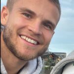 Carola Häggkvist Instagram - Vår Hero, son och bror & nu fästman AMADEUS som fyller 26 år idag!! ♥️♥️♥️♥️🫶🏼 Hurra hurra hurra hurraaa 👏🏼👏🏼🎂🎂🎈🎡 ( ..jag kom nyss hem från SA och är så glad över att kunna fira Amadeus nu i helgen då han hade träningsmatch i Danmark fre.) Vi är så glada för att du är Du älskade Amadeus Joseph!! Unik i hjärta och hjärna, musik och engagemang för människor och tro, humor och kärlek och inte minst ditt driv inom fotbollen. Vi är så stolta över dig och att du & Matilda nu får bygga framtiden tillsammans i en ny stad där du nu kommer att verka inom IFK Norrköping! Så spännande. 👏🏼👏🏼👏🏼👏🏼👏🏼👏🏼 Varma gratulationer till signeringen & promoteringen! Tänk att jag fick ynnesten att bli din mamma. Minns den stora ’gravid-magen’ med glädje. Och att jag inte behövde hålla in magen längre. Och att jag fick ’craving’ på speciellt potatis… 🥔 🥔 🥔 SOM jag åt potatis i alla dess former, .. i 9 månader. Tills jag eller om det var du, hi hi som var så stor att bb ville ta ut dig med kejsarsnitt! Japp. Och Vips så var du ute… det var som om vi ALLTID känt varann när jag såg dig första gången. ’Där är du ju’, var min första reaktion och tanke. Som att du ALLTID funnits! Som att evigheten klev rakt in genom tid & rum. Och det är väl så ren och äkta kärlek gör och är! .. Glömmer det aldrig, min son. Du är och förblir alltid min stora kärlek och mirakel. #amadeus26år #mylove @_amadeus