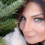 Carola Häggkvist Instagram – Kan man sova med en gran? Älskar doften av granbarr mm. Hur långt kan man gå med en gran egentligen? Kanske lite tudelad fråga men jag skulle verkligen kunna tänka mig att både gå långt för en gran och för att somna med en äkta kungsgran!! Love it. Dofterna.. Tack Göteborg & västkusten för ett litet tag. Ses snart. Kram Carola. 🎶🎄🥁 Bilj för ’Carolas gospel jul’ den 16 dec finns i bion ovan och på ticketmaster.se Varmt välkomna! 🎄🎄🎄🎄🎄🥁🥁🥁
