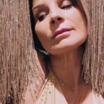Carola Häggkvist Instagram – 🎶🏆 Ytterligheterna med guldmedalj på scen & äggröra hemma i pyjamas! Snart ute ur dimman där jag fortfarande håller på att återhämta mig från sista slutspurten i helgen på hela ’4 faces året!’ .. 💃🏽🕊️🎂 Nu har jag så många palmer i min lilla lägenhet i stan att vi knappt kommer in. ( Ville ha dem på scen på gospeln ..) Och nu har jag ätit så mycket chips och choklad att hälften kunde vara nog.. och sett på minst 3 st bra mini serier på Netflix. ’Ljuset vi inte ser’ 👏🏼👏🏼 som jag varmt kan rekommendera, + ’Voices of fire’ 🎶🙌🏼🙌🏼 med Pharell. Hämtat kläder i Steninge och gullat med katterna, åt upp både gammal och ny ost i kylskåpet.. Ikväll  är det visst VIP – BIO PREMIÄR på konserten från Avicci arena 27 maj och innan dess har jag ett slutet gig för 1000 pers på China teatern för ett annat företag innan bion börjar.. 🥁🥁🥁💃🏽🎤🏆🔛🎶🎶🎶🎂 hepp! Jag tar sats upp ur sängen snart .. På fredag är det MOVIE TIME PÅ ALLA FILMSTÄDER DÅ ’CAROLAFESTEN’ GÅR UPP I HELA LANDET FÖR ALLA ATT SE! …. Planera in en musikkväll med dina gamla godingar i ny fräsch kostym! Folkfest! 🎂🥁🥁👯‍♀️🎭🏆🔛