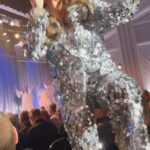 Carola Häggkvist Instagram – Balanserandes på en stol i publikhavet i Filadelfiakyrkan. Ja, du har aldrig låtit dig begränsas till enbart scenen, Carola. Det här var strax innan kulturministern på uppdrag av regeringen delade ut en av Sveriges främsta utmärkelser, instiftad av Gustav III år 1785. ”För personer som gjort framstående insatser inom kulturella, vetenskapliga och andra allmännyttiga ändamål.” Framstående var ordet. På så många sätt. Den så välförtjänta medaljen fick du och jublet visste inga gränser ♥️ De varmaste av  gratulationer till dig, Carola. Tack för den alldeles särskilt enastående människa du är. Tack för att du fått kraften och förmågan att ge på ett sätt som på djupet betyder så mycket för så många. Tack för att du med din positiva energi och genom dina ord och handlingar bär så många människor genom en ljusare vardag. Det är oerhört stort ♥️ /Lollo Sjaunja, Team Carola @lollosjaunja @sverigesregering @riksdagensverige @filadelfiaconventioncenter @filadelfiakyrkan