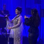Carola Häggkvist Instagram – Vilken vacker avslutning det blev på HELA ’4 FACES’ – ÅRET med guldmedalj-utdelning utav kulturministern Parisa Liljestrand som toppen på alla 42 konserter detta jubileumsår! Kändes verkligen som en vacker uppmuntran från ovan … vilket avslut! ( De, regeringen hörde av sig till mig i somras, mitt under repetionerna för sommarturnén o gjorde det offentligt 13 juli och ville gärna komma till gospelkonserten och överlämna medaljen. ) Wow .. jag blev djupt rörd över Parisas starka och fina ord. ( Stod och höll igen tårarna på scen under hennes tal.) Mina nära & kära var på plats i kyrkan och publiken var underbar. Tack svenska regeringen för denna mycket fina och sparsamma belöningsmedalj Illis quorum meruere labores som tilldelades mig idag för framstående prestationer som artist av kulturminister Parisa Liljestrand  @parisaliljestrand 
Känner mig så hedrad 🙏🏼! ( Mer bilder & text kommer imorgon.) Nu är det gospel konsert nr 2 för dagen .. a’ nästan 3 timmar långa per konsert… Love it, ♥️ love you, love God. ♥️🕊️💃🏽🎶🔛 Vi ses C. @sverigesregering @riksdagensverige @filadelfiaconventioncenter @filadelfiakyrkan